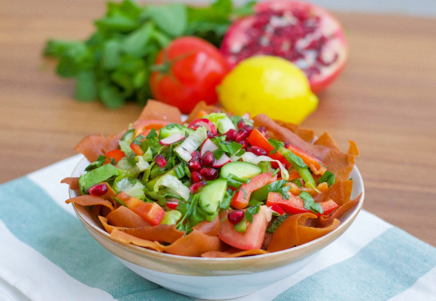 Fatoush- Libanesisk sallad - ZEINAS KITCHEN