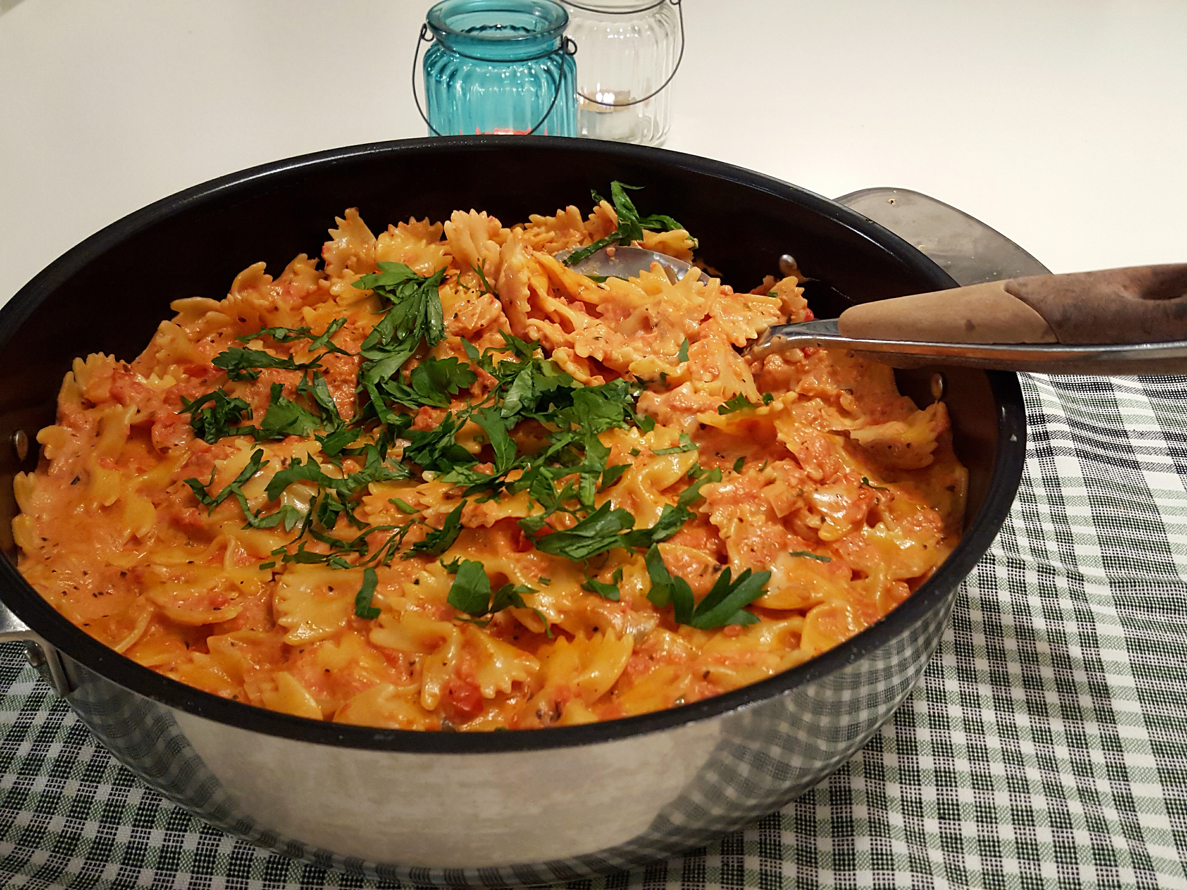 Krämig pasta i tomatsås- middag på 30 min - ZEINAS KITCHEN
