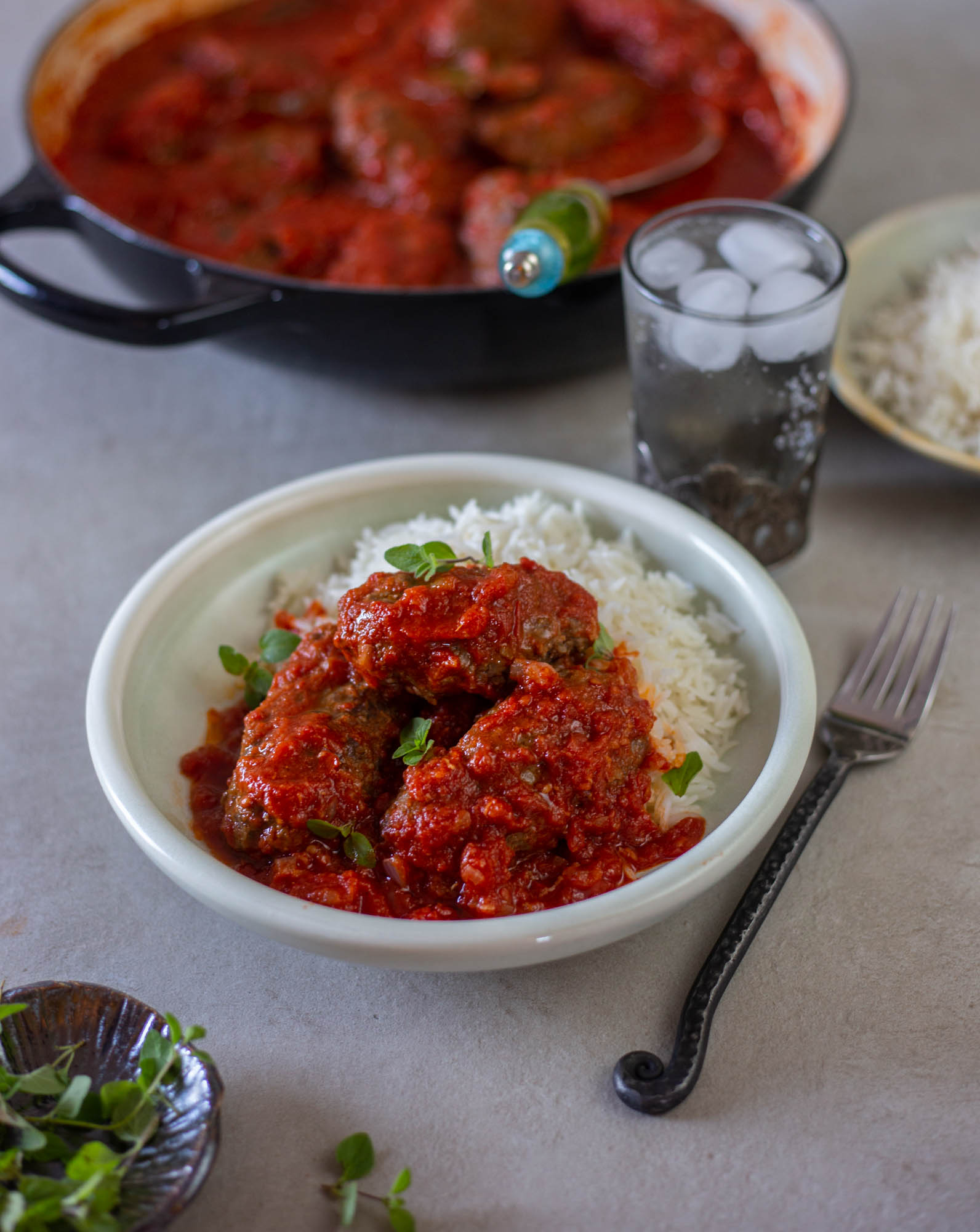 Grekisk soutzoukakia Ugnsbakade biffar i tomatsås Zeinas Kitchen
